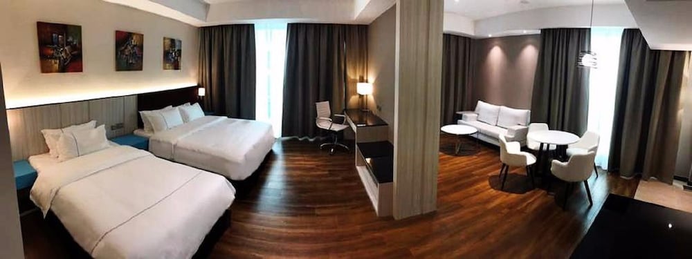 Higher Hotel 17/32