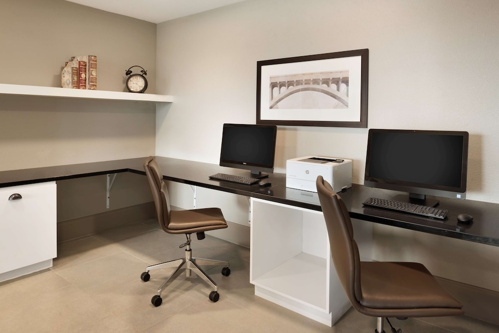 Country Inn & Suites by Radisson, Indianola, IA 26/29