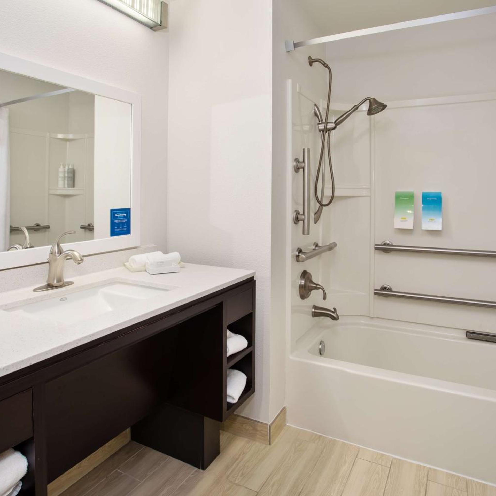 جناح بسرير كوين مع أريكة لذوي الإعاقة، Home2 Suites By Hilton Austin Cedar Park Tx 5/8