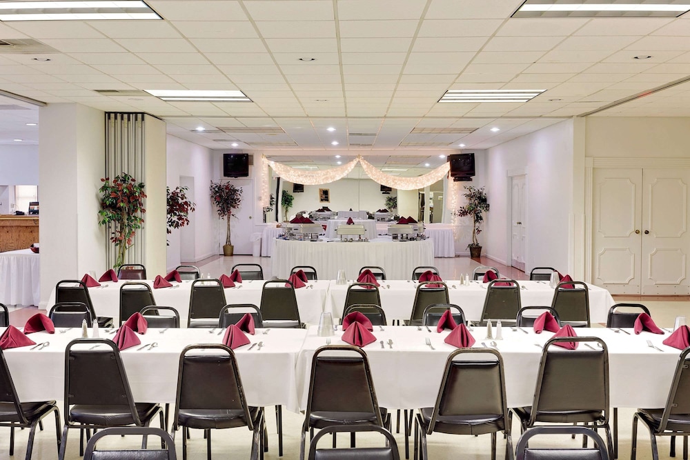 Ramada by Wyndham Richland Center 38/52