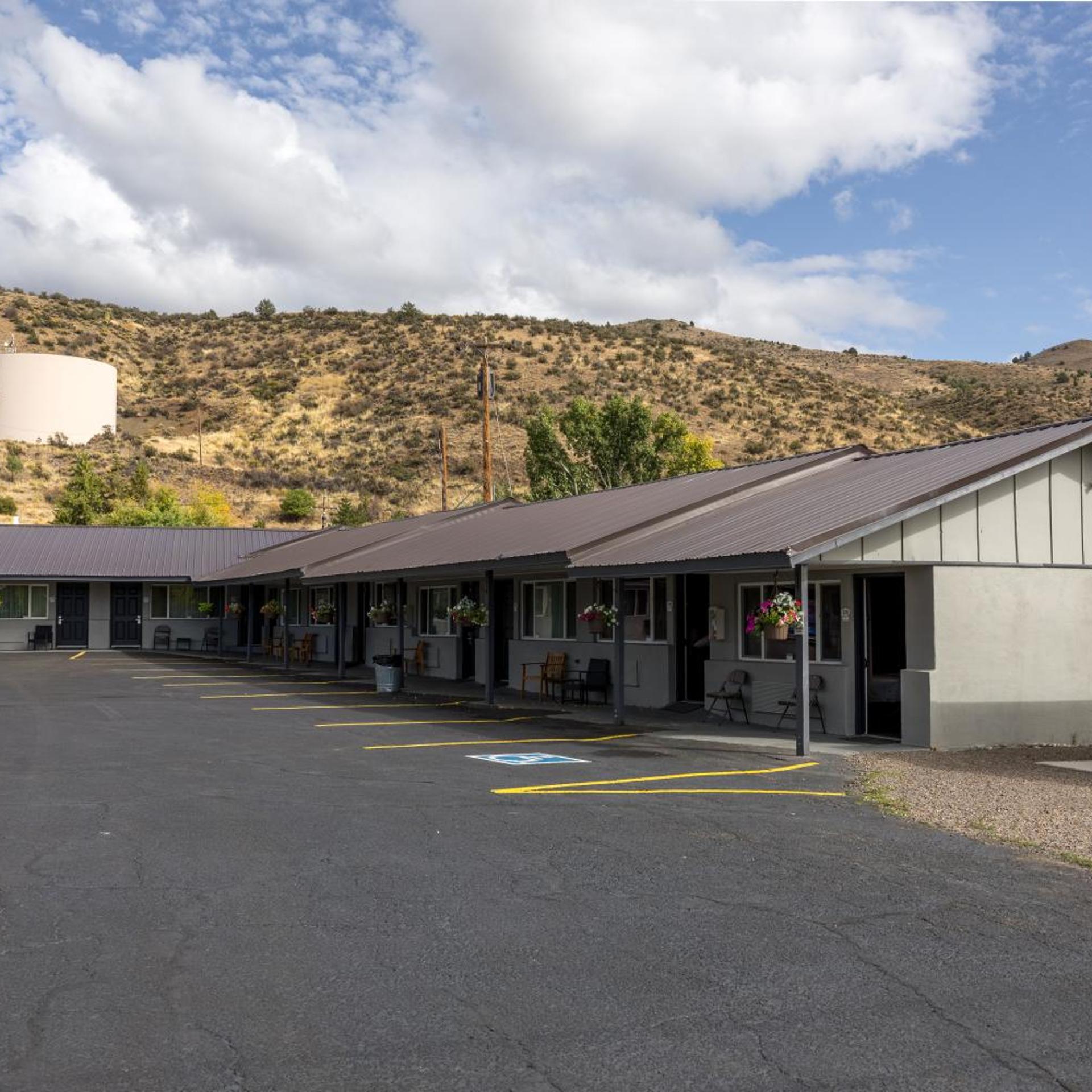 Oregon Trail Inn and Suites 8/50