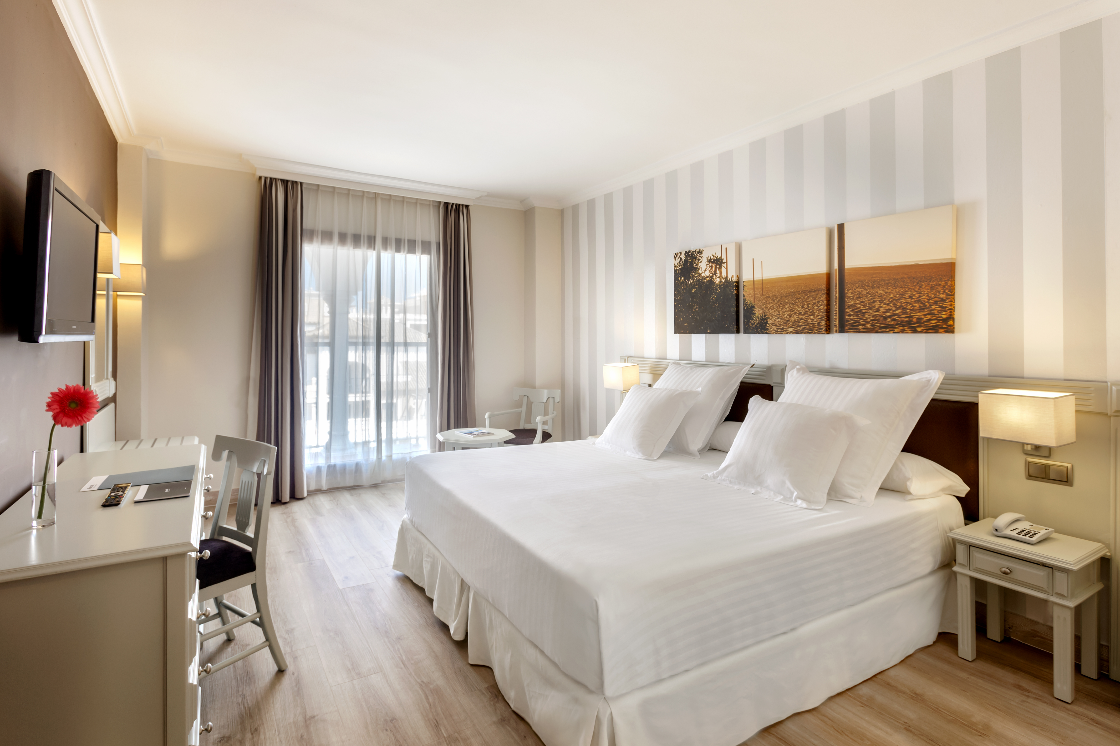 غرفة بسرير مزدوج بشرفة مع أريكة، Barcelo Isla Canela 2/6