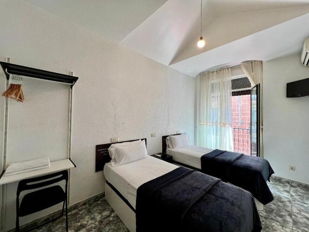 غرفة بسريرين منفصلين بحمام خاص، Hostal Palacios Fuencarral 5/10