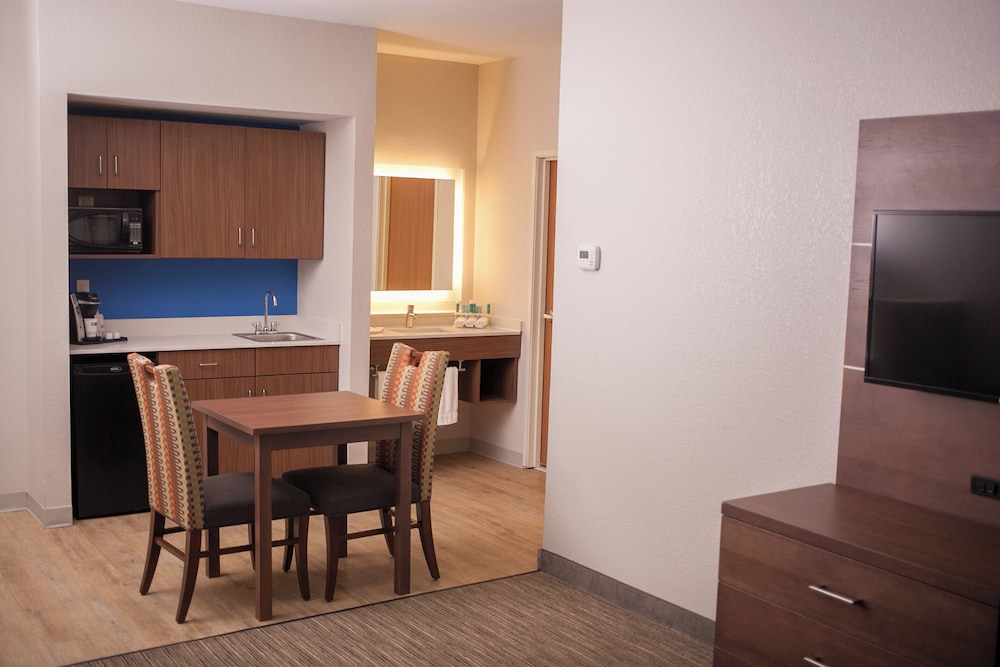 Holiday Inn Express and Suites Logan an IHG Hotel 65/71