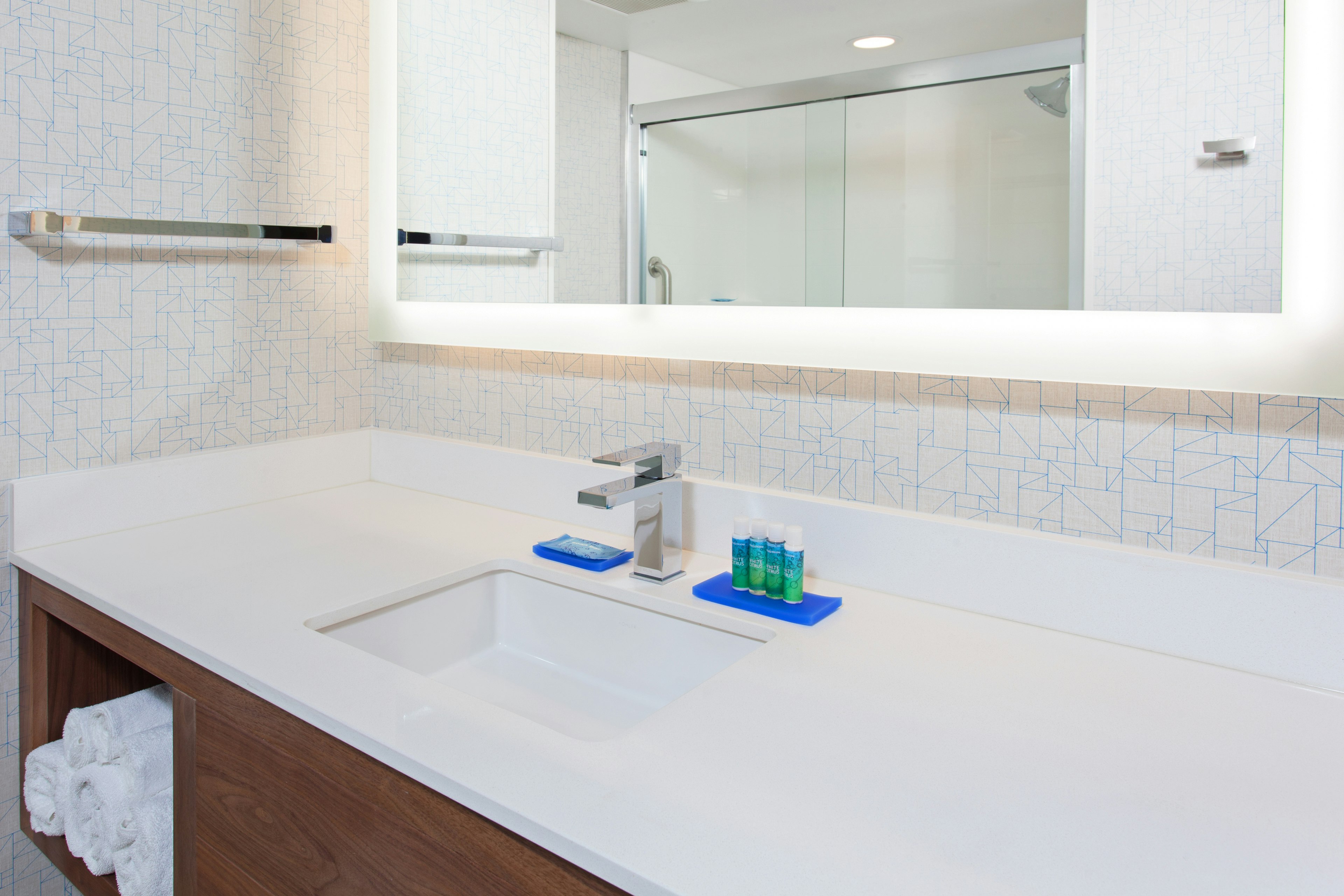 Holiday Inn Express Hotel Suites Pasadena Colorado Boulevard 57/59