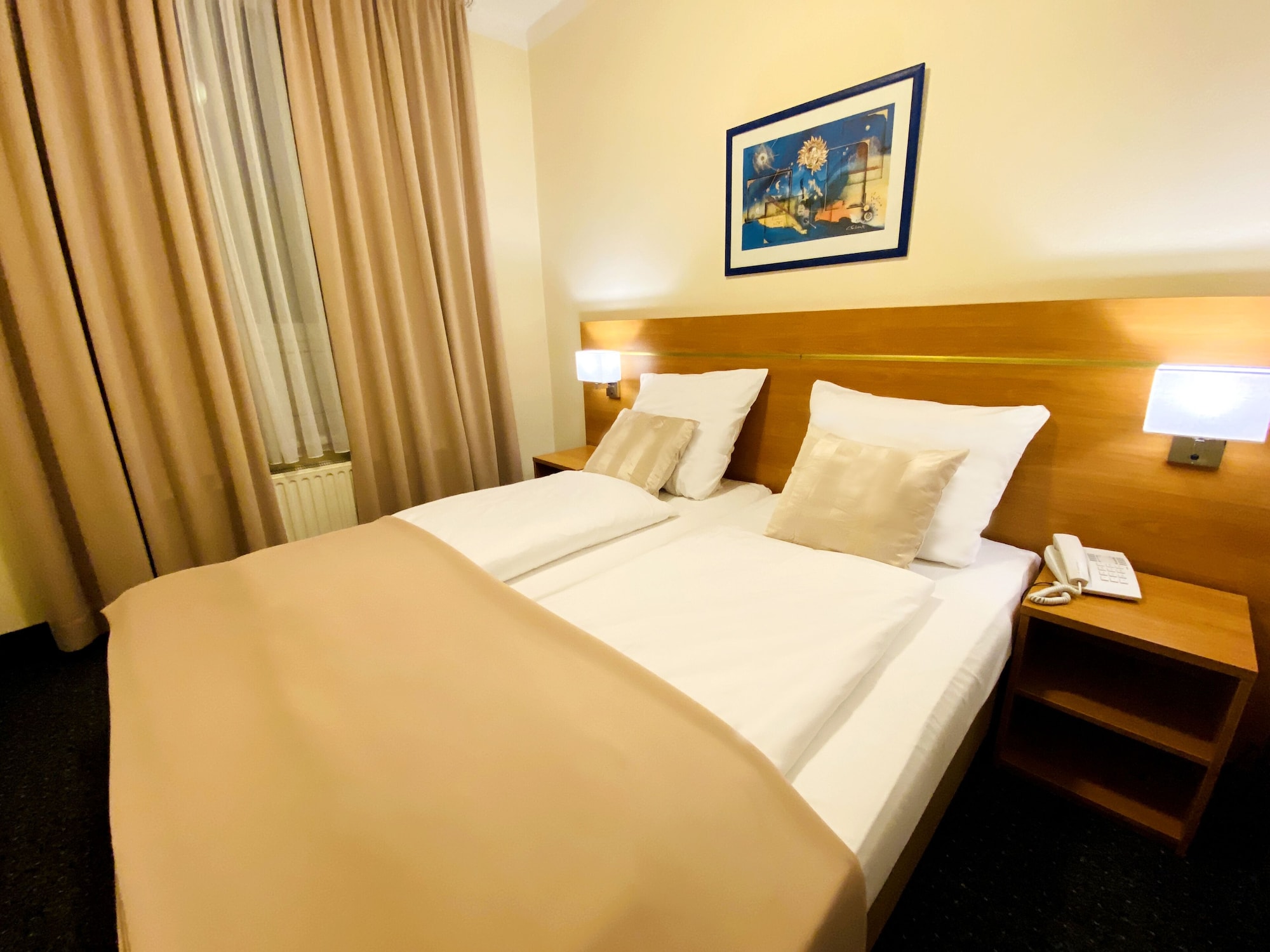 ROOM, DOUBLE BED