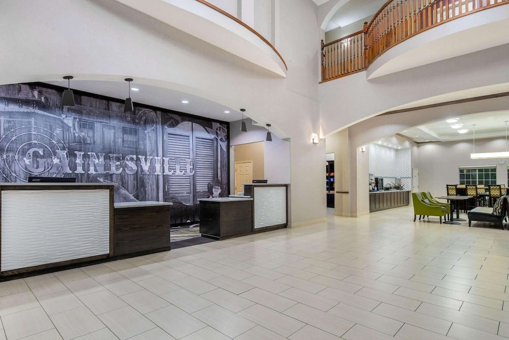 La Quinta Inn and Suites by Wyndham Gainesville 2/35
