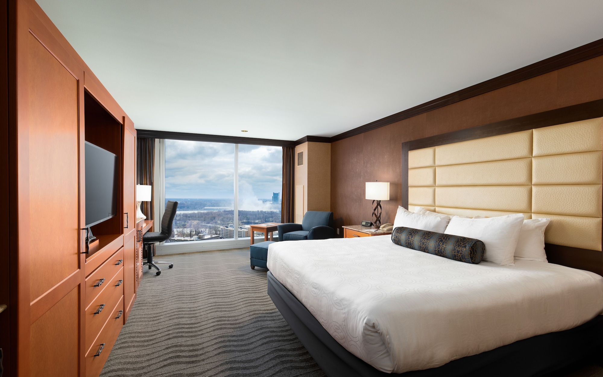DELUXE, KING BED