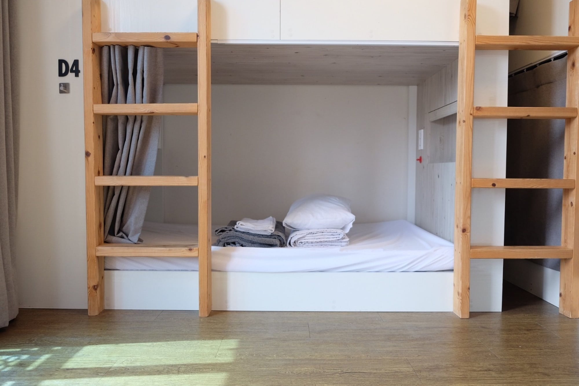 Female Dorm, Female Only, 6 People