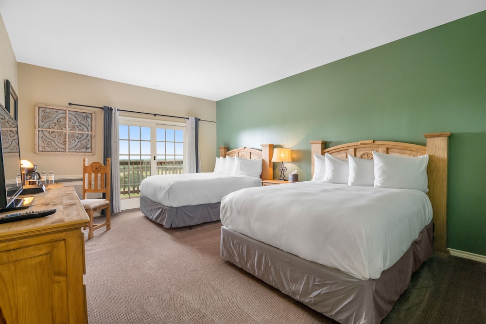 Lodge, 2 Queen Beds