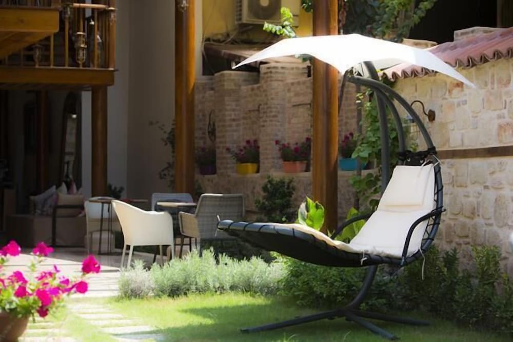 Char Me Boutique Hotel 70/77