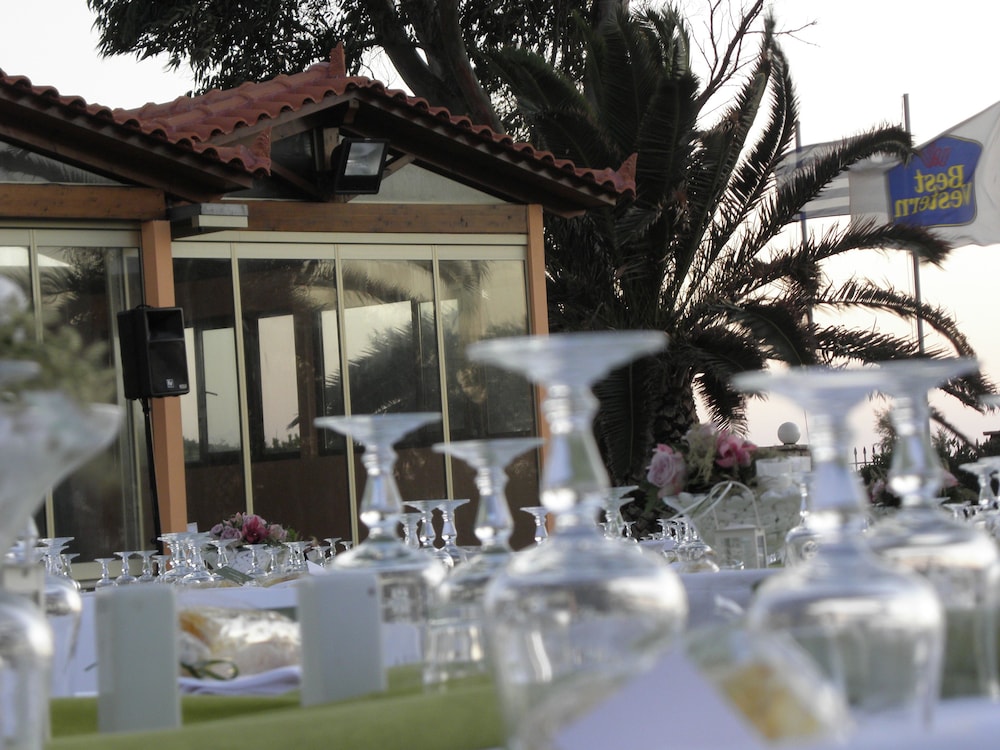 Irida Resort Suites 8/78