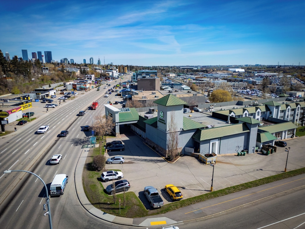 Amenida Residences Calgary 40/44