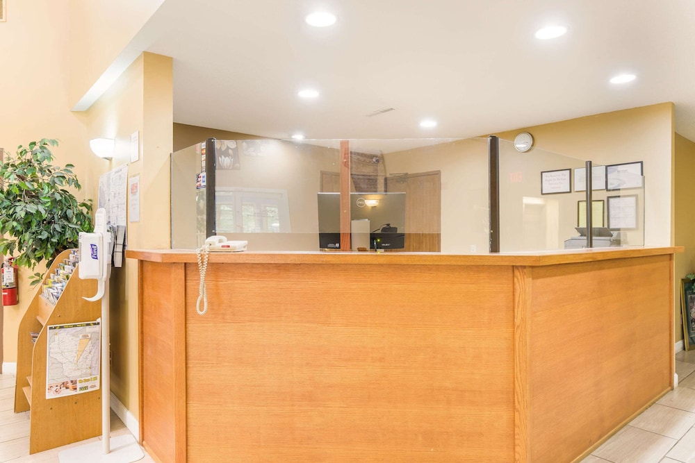AmericInn by Wyndham Lake Mills 9/36