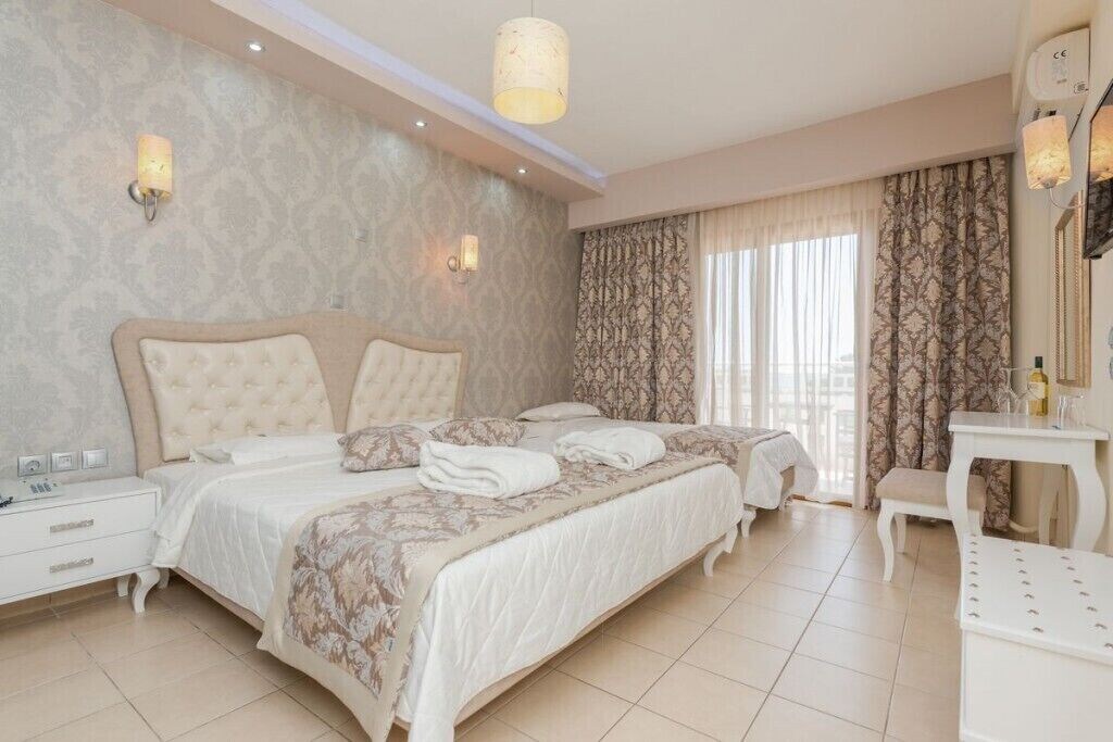 Superior, 1 Queen and 1 Bunk Bed, Lateral Side Sea View
