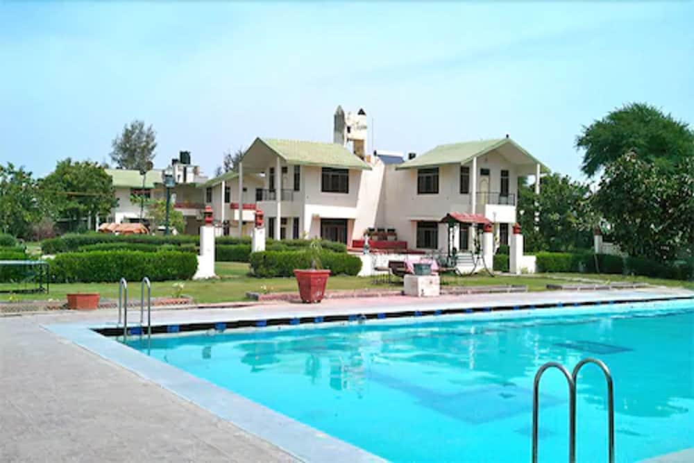 HOTEL SWARAJ RESORTS 9/73