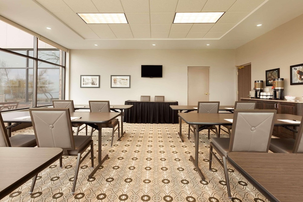 Country Inn and Suites By Radisson Bemidji MN 35/42