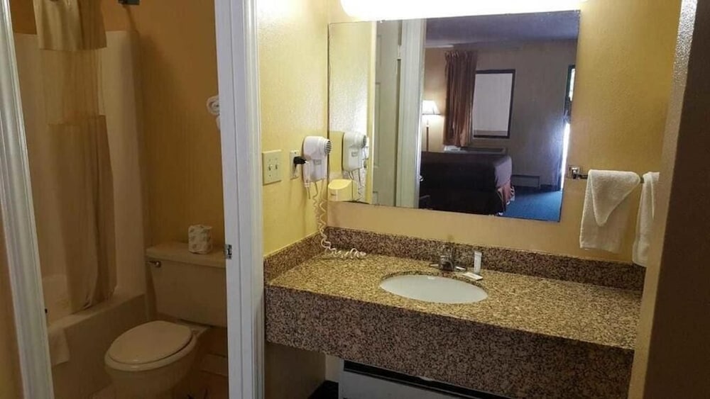 Loyalty Inn Rockingham 30/32