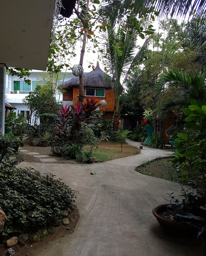 Hangout Beach & Resort 31/39