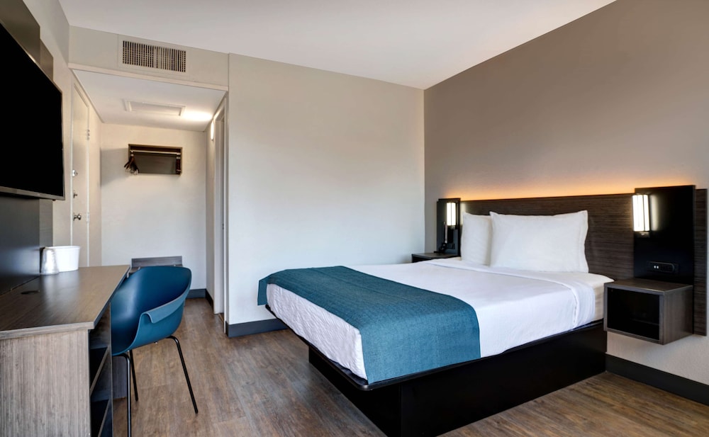 DELUXE, QUEEN BED, SMOKING