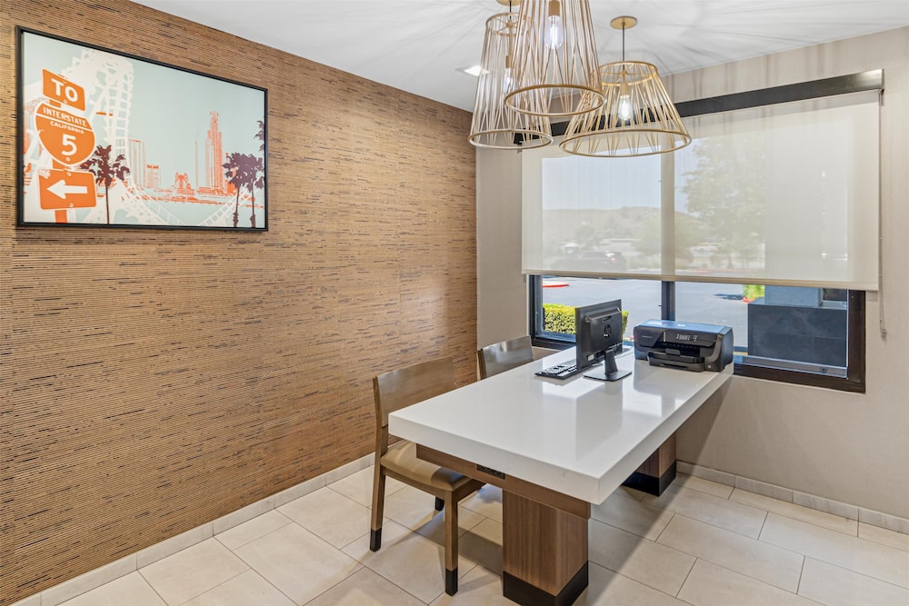 Best Western Valencia/Six Flags Inn & Suites 44/59