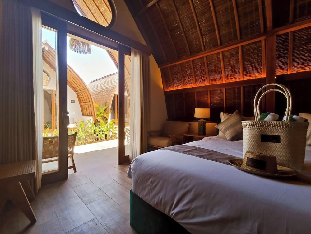 غرفة عائلية بسرير كينج وسرير فردي بإطلالة على الحديقة بشرفة، Abian Klumpu Villa & Spa Sanur Bali 2/4