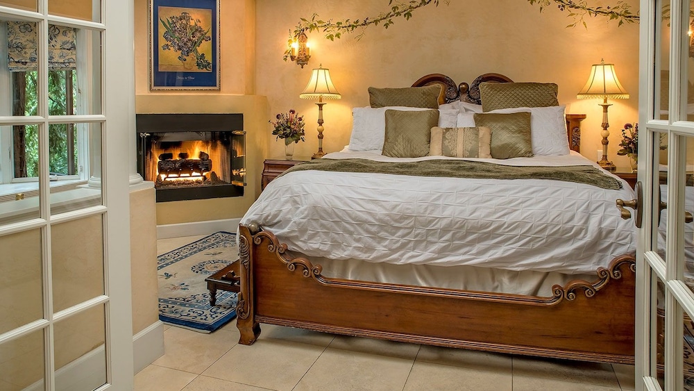 Cottage, King Bed, Murphy Bed, Creek Side
