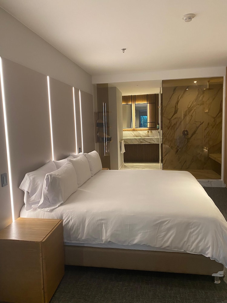 DUPLEX, DESIGN, KING BED