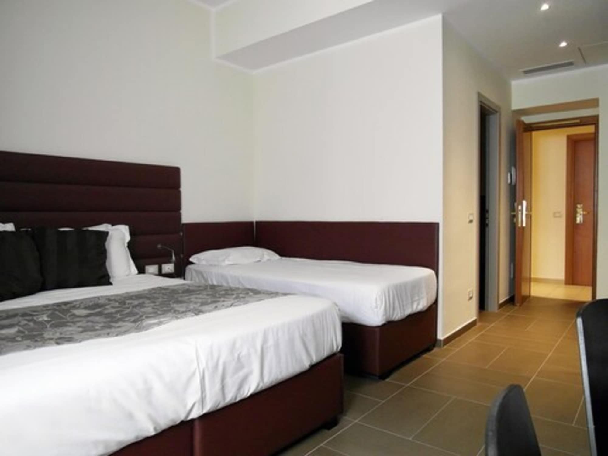 ROOM, QUADRUPLE