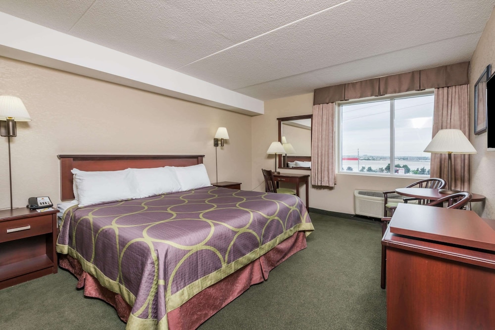 Super 8 By Wyndham Mississauga 5/22