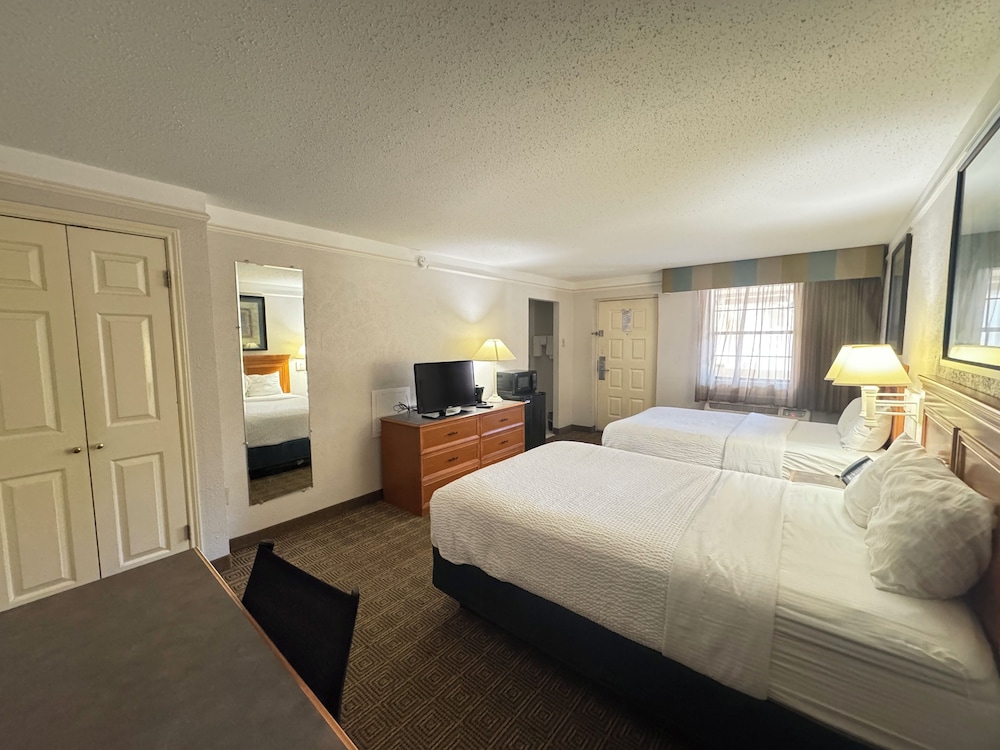 STANDARD, 2 DOUBLE BEDS