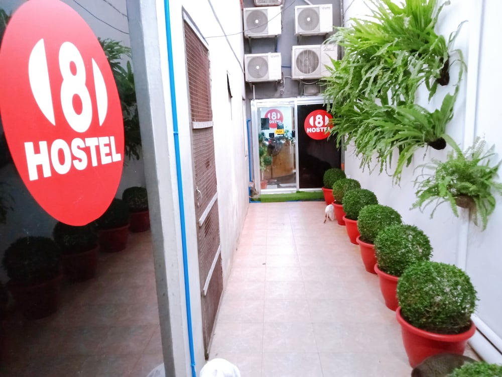 8Hostel 6/50