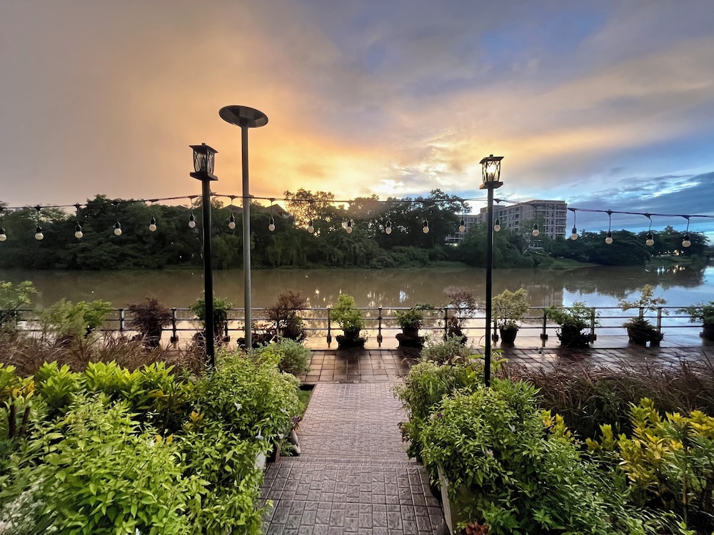 USABAI Riverside Boutique Hotel 47/49