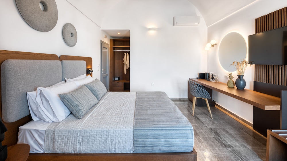 Volcanic Arc Santorini Suites 28/59
