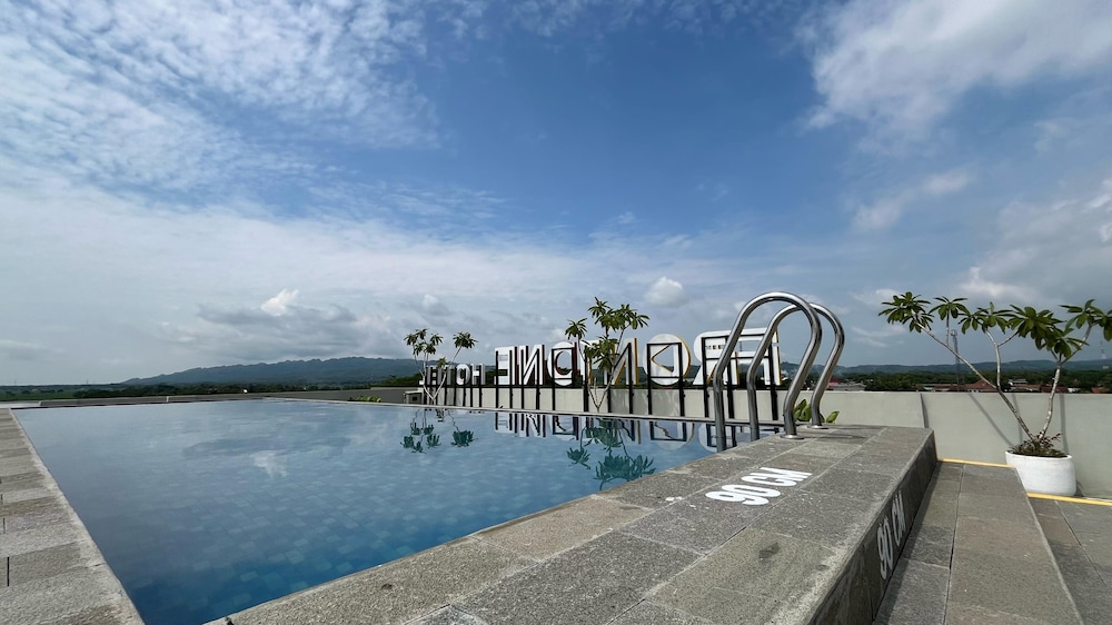 Front One Hotel Gombong 35/48