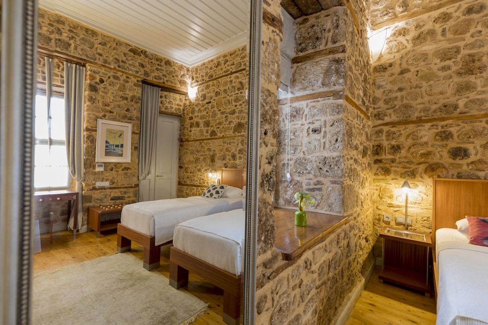 1 BEDROOM, STANDARD, TWIN BEDS