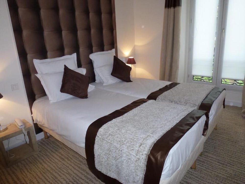 HOTEL B SQUARE 23/83