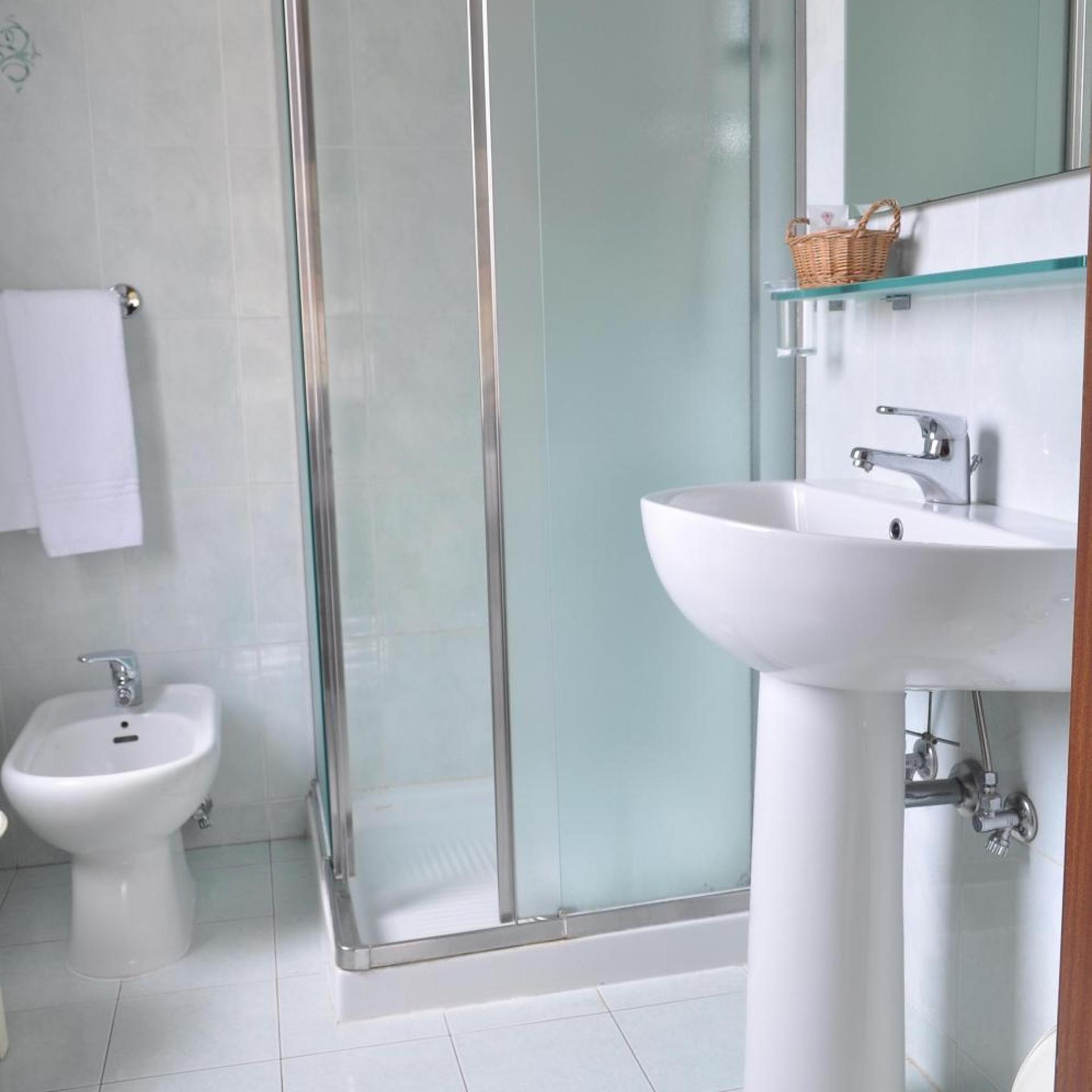 غرفة ثلاثية، Hotel Roma 8/10