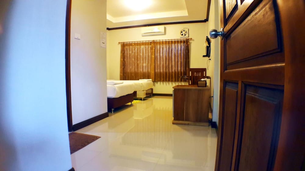 Khum Nakhon Hotel 13/47