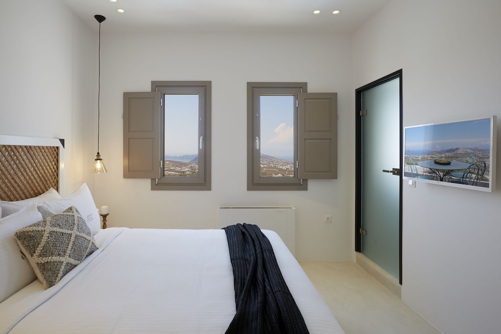 White And Co. La Torre Suites 6/50