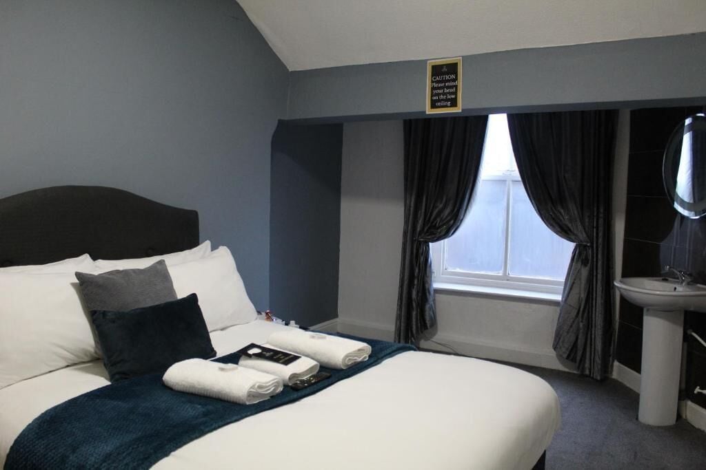 STANDARD, DOUBLE BED, SHARED BATHROOM