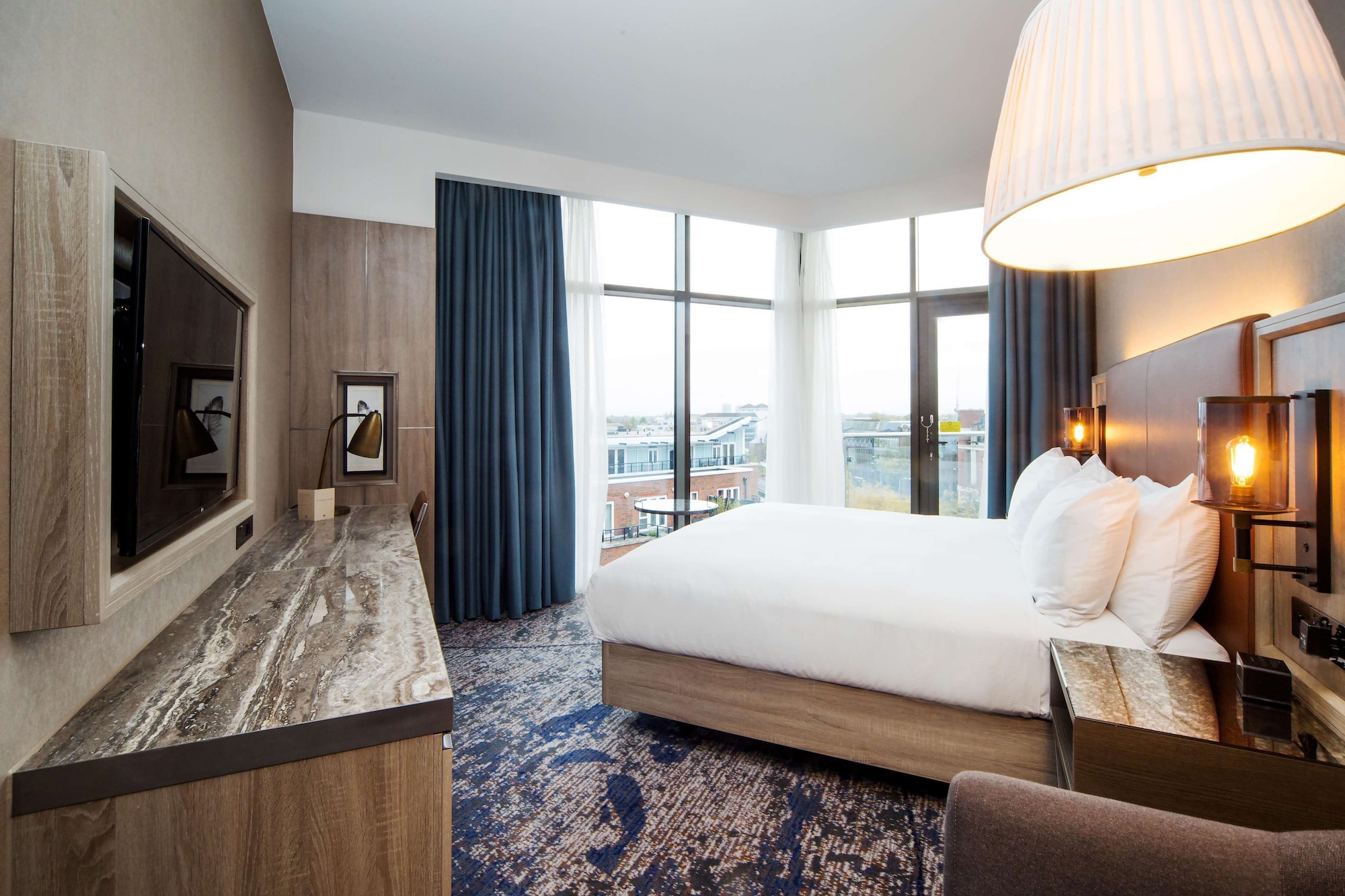 غرفة ركنية بسرير كينج