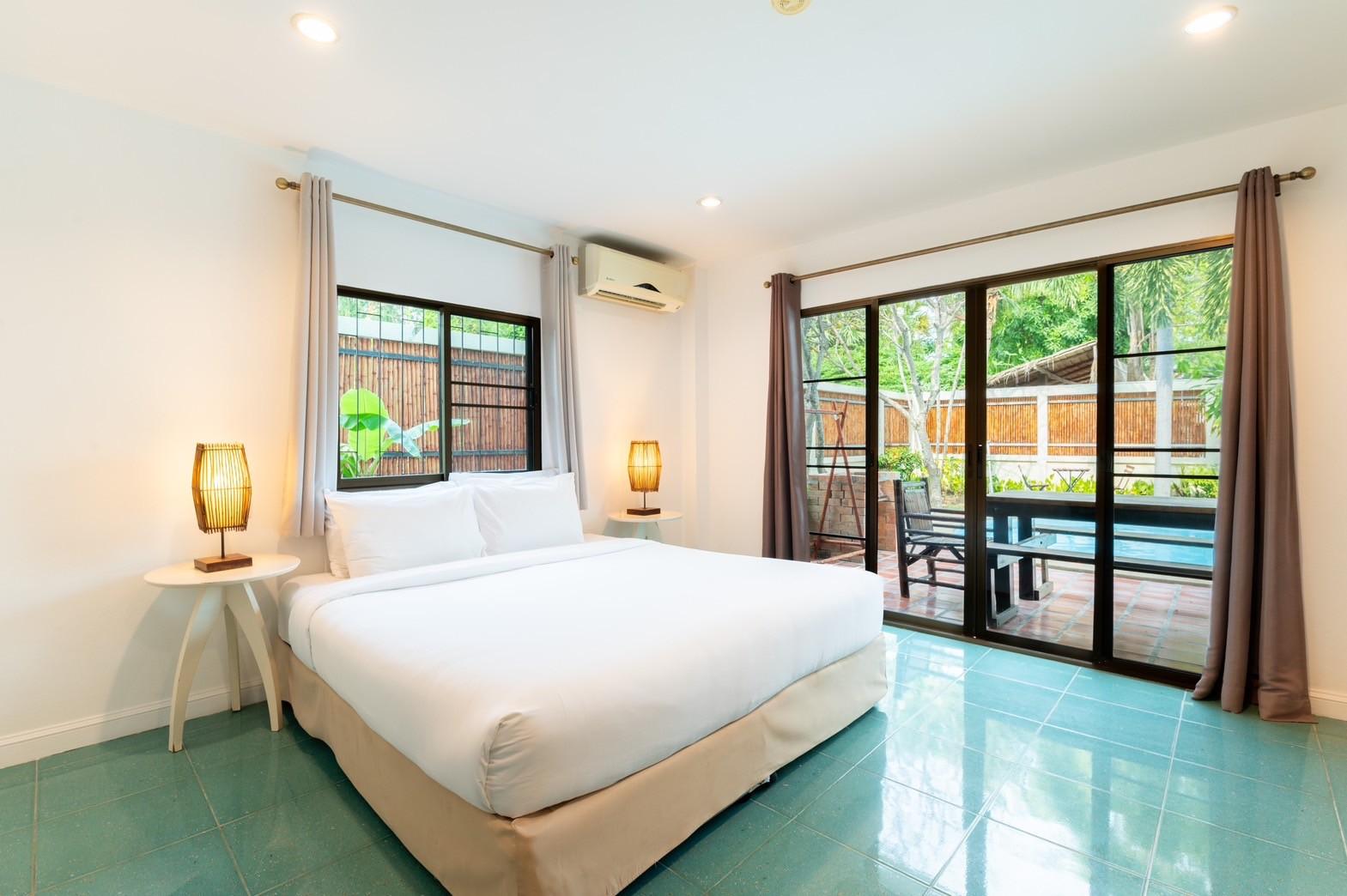 3 Bedrooms, Family Suite, 1 King and 4 Single Beds, Pool Access