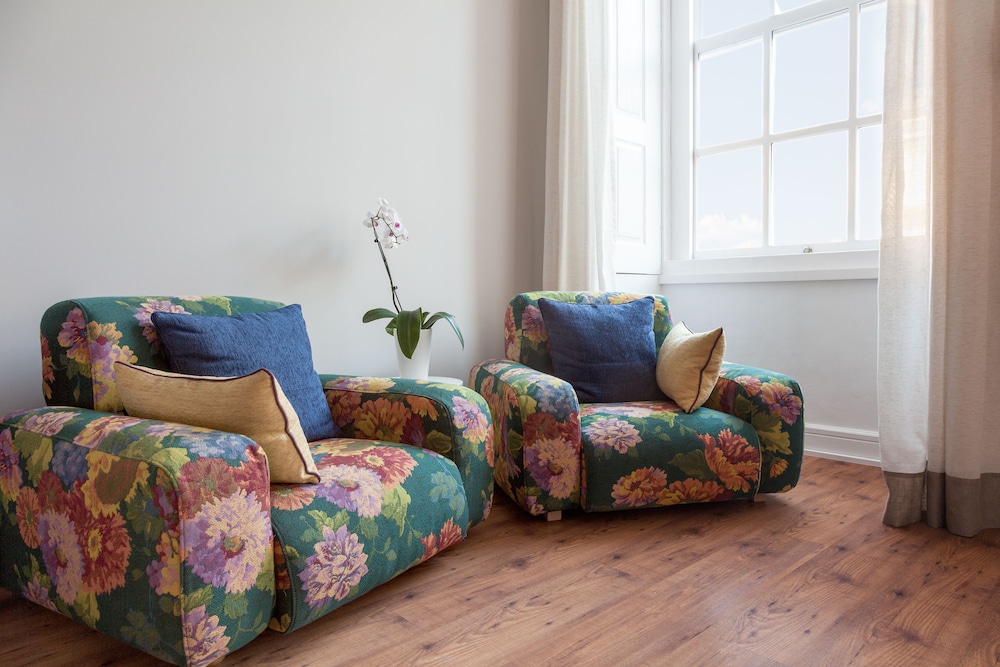 B The Guest Downtown 31/50