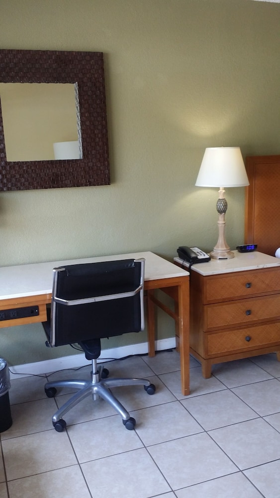 Days Inn By Wyndham Cocoa Cruiseport West At I-95/524 32/42