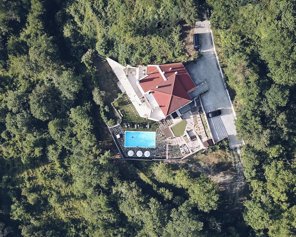 Forest Suites Boutique Hotel 67/79