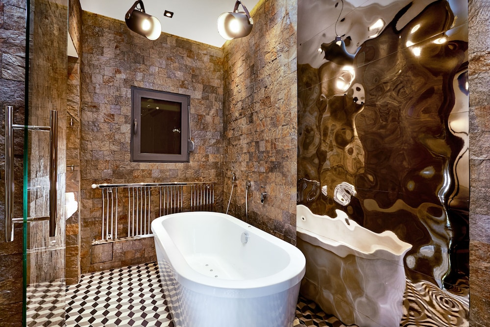 One Luxury Suites 32/72
