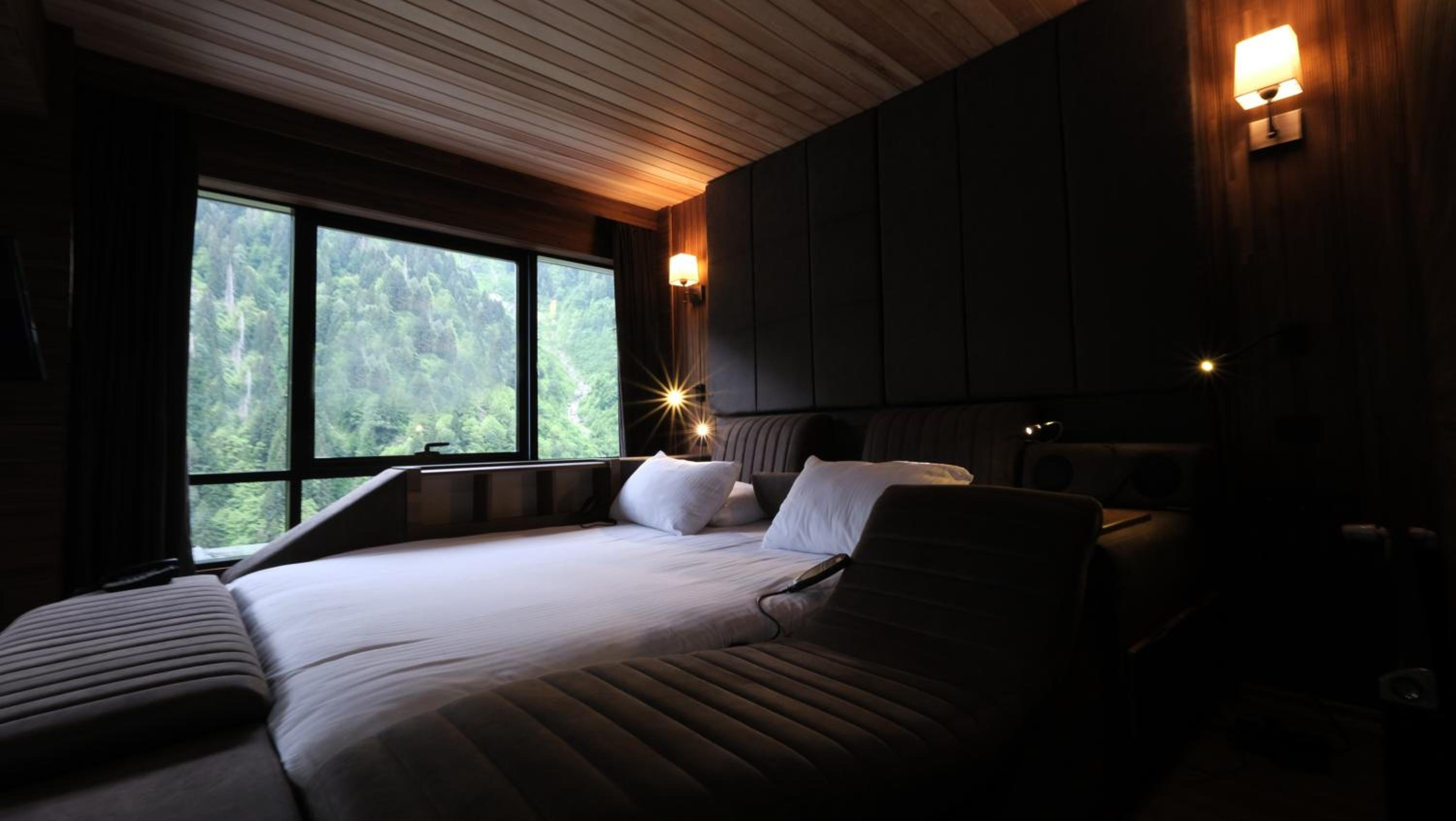 Suite, King Bed, Waterfall View, Hot Tub