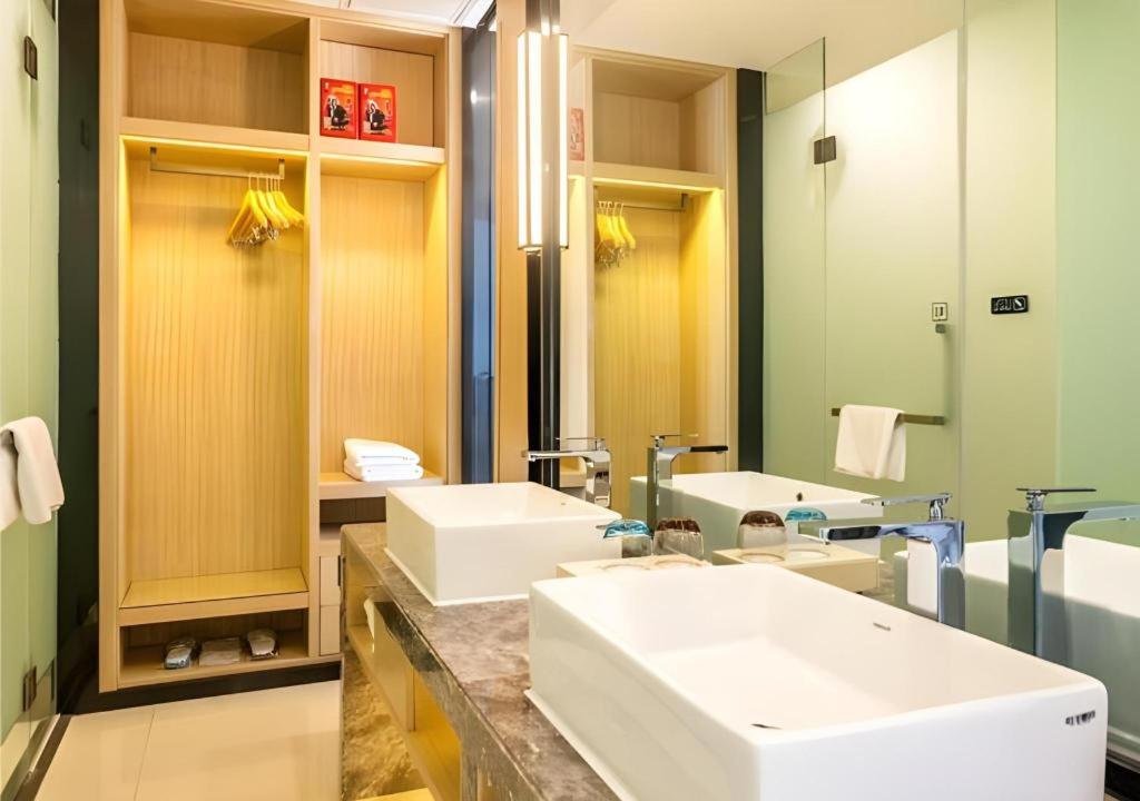 Echarm Hotel (Kunming Railway Station Huancheng South Road Metro Station) 49/50