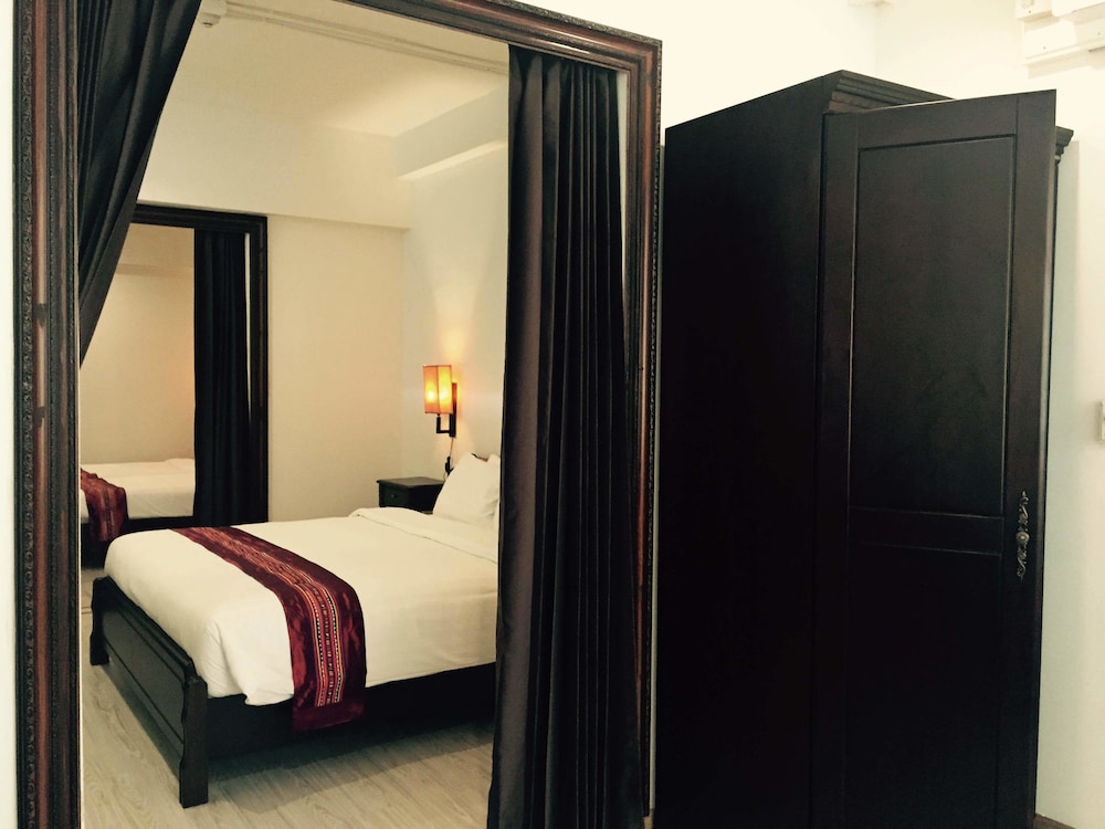 99 the Gallery Hotel 33/77